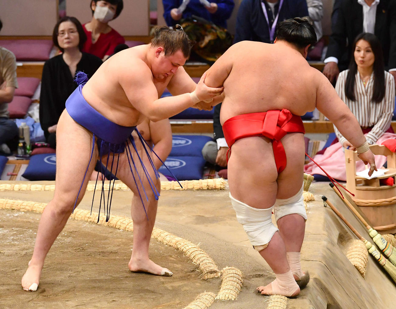 大相撲九州場所3日目　安青錦（左）は阿武咲を押し出しで破る（撮影・岩下翔太）