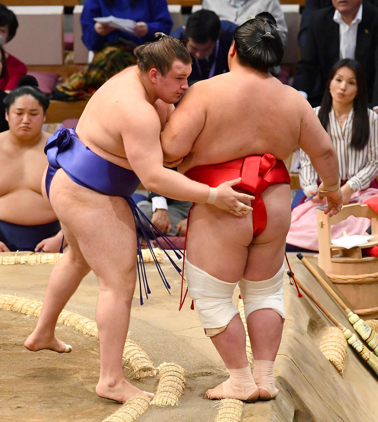 大相撲九州場所3日目　安青錦（左）は阿武咲を押し出しで破る（撮影・岩下翔太）