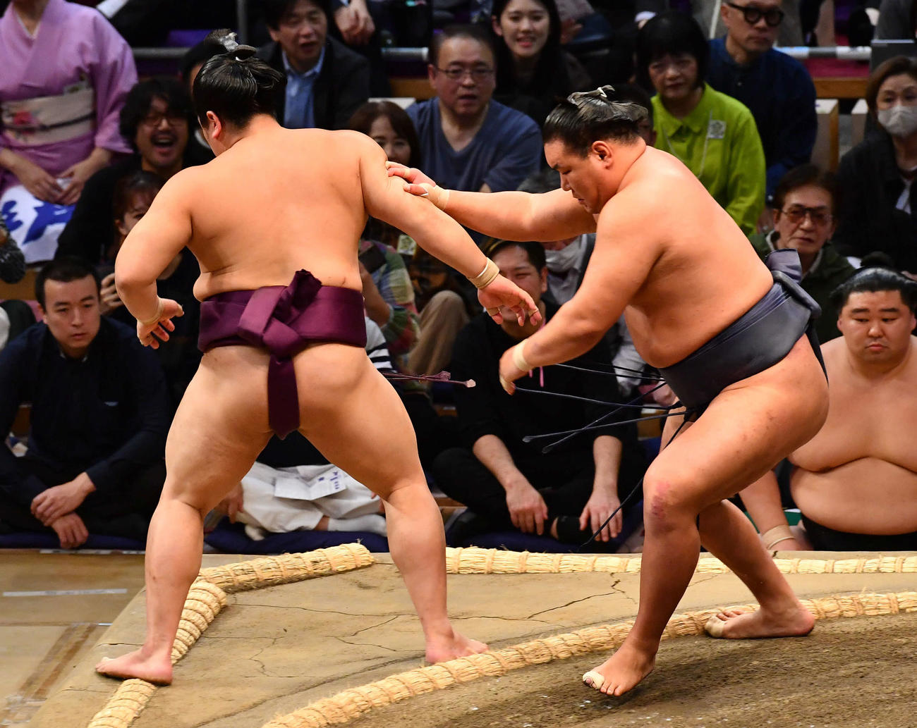 大相撲九州場所3日目　豊昇龍（右）は平戸海を押し出しで破る（撮影・岩下翔太）