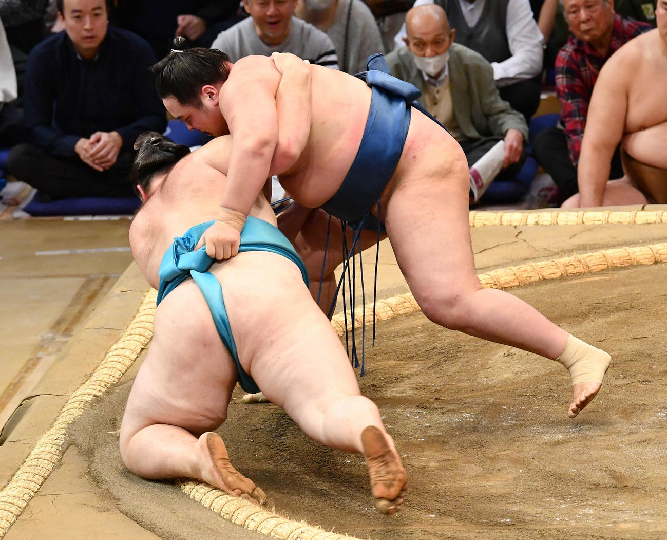 大相撲九州場所3日目　阿武剋（右）は獅司を上手投げで破る（撮影・岩下翔太）
