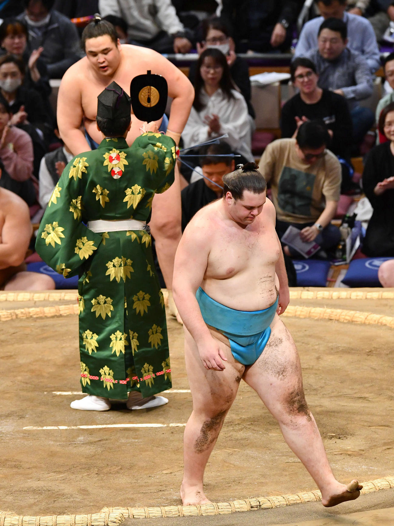 大相撲九州場所3日目　上手投げで阿武剋（左）に敗れ、肩を落として土俵を下りる獅司（撮影・岩下翔太）