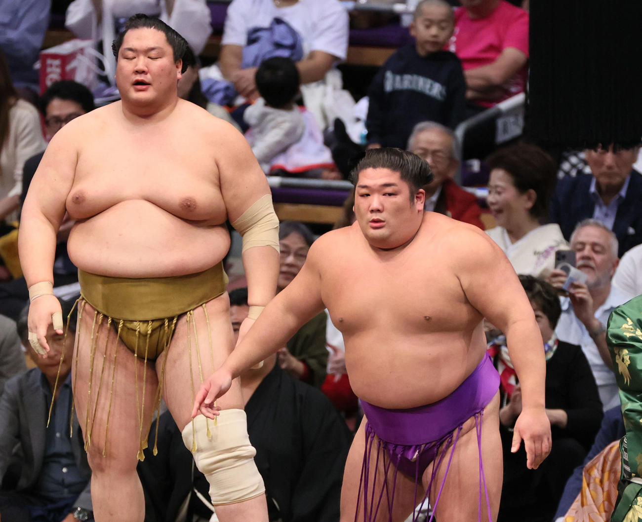 大相撲九州場所　3日目　尊富士（右）は寄り切りで輝を破る（撮影・加藤孝規）