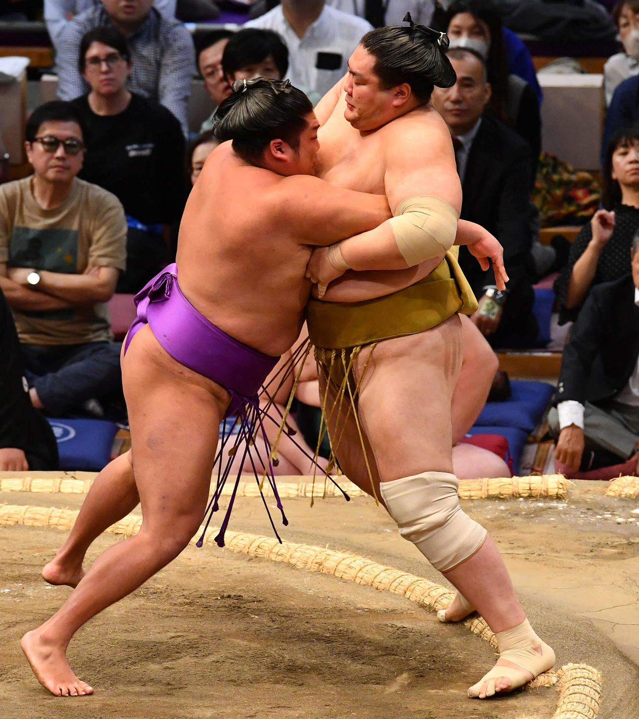 大相撲九州場所3日目　輝（右）を攻める尊富士（撮影・岩下翔太）