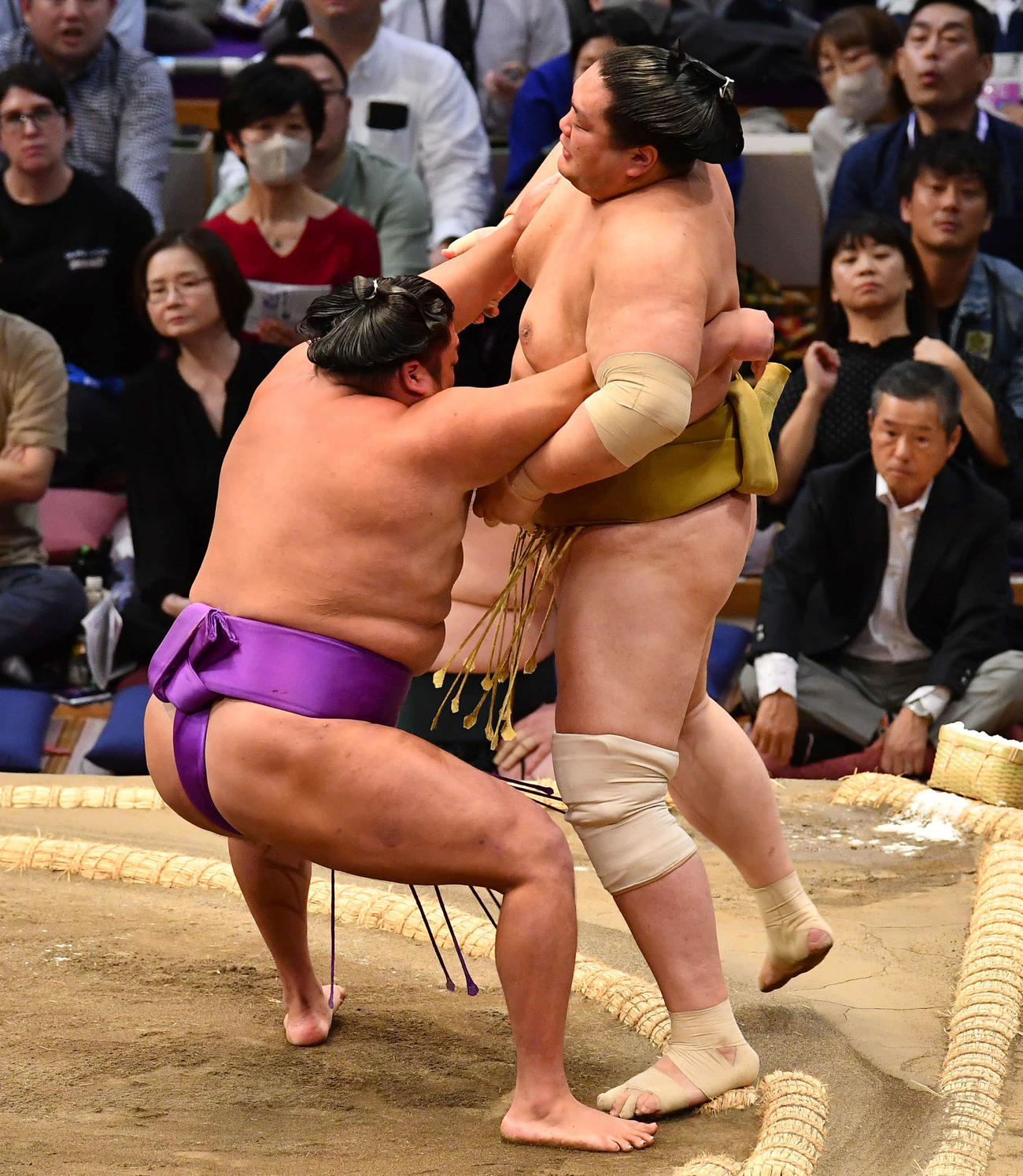 大相撲九州場所3日目　尊富士（左）は輝を寄り切りで破る（撮影・岩下翔太）