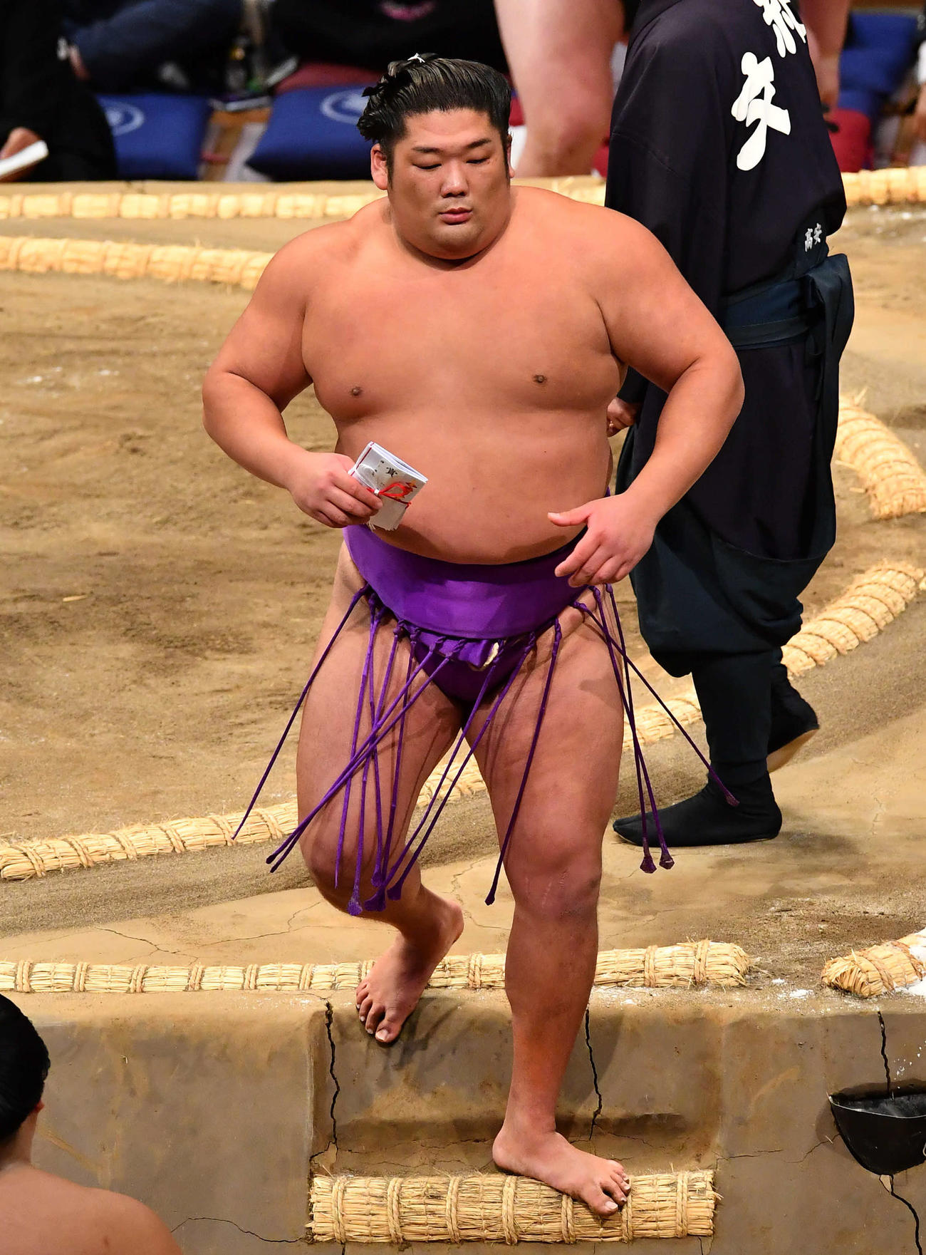 大相撲九州場所3日目　輝を寄り切りで破り、懸賞を手に土俵を下りる尊富士（撮影・岩下翔太）