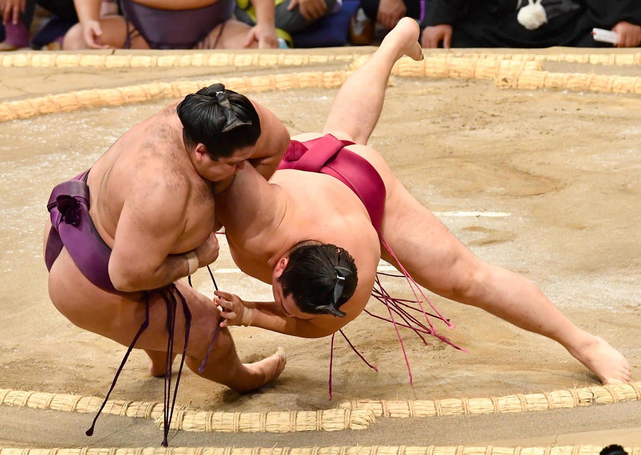 大相撲九州場所3日目　遠藤（右）は狼雅を寄り倒しで破る（撮影・岩下翔太）