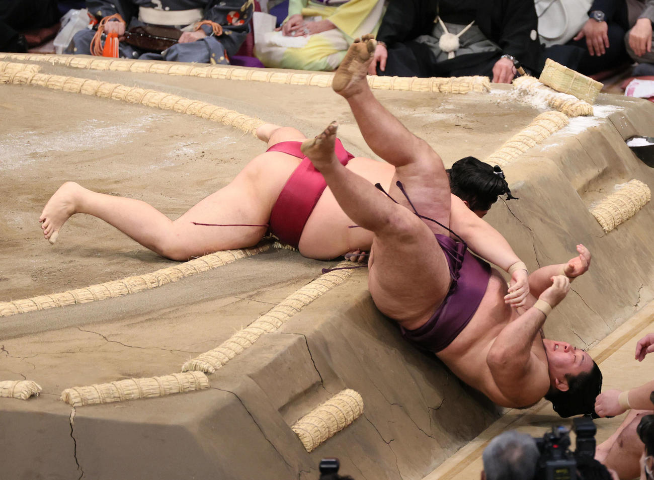大相撲九州場所　3日目　遠藤は寄り倒しで狼雅を破る（撮影・加藤孝規）