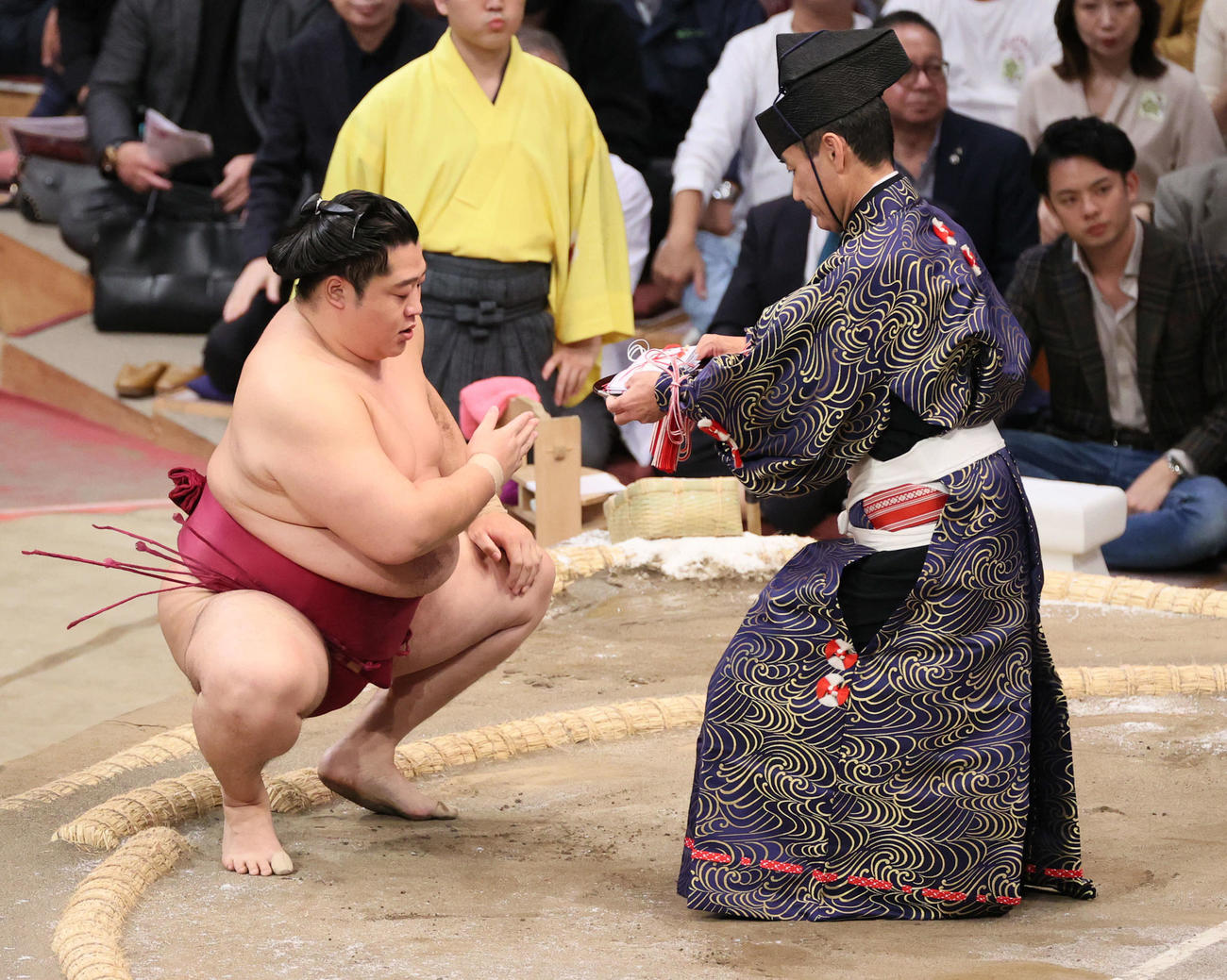 大相撲九州場所　3日目　遠藤は寄り倒しで狼雅を破る（撮影・加藤孝規）