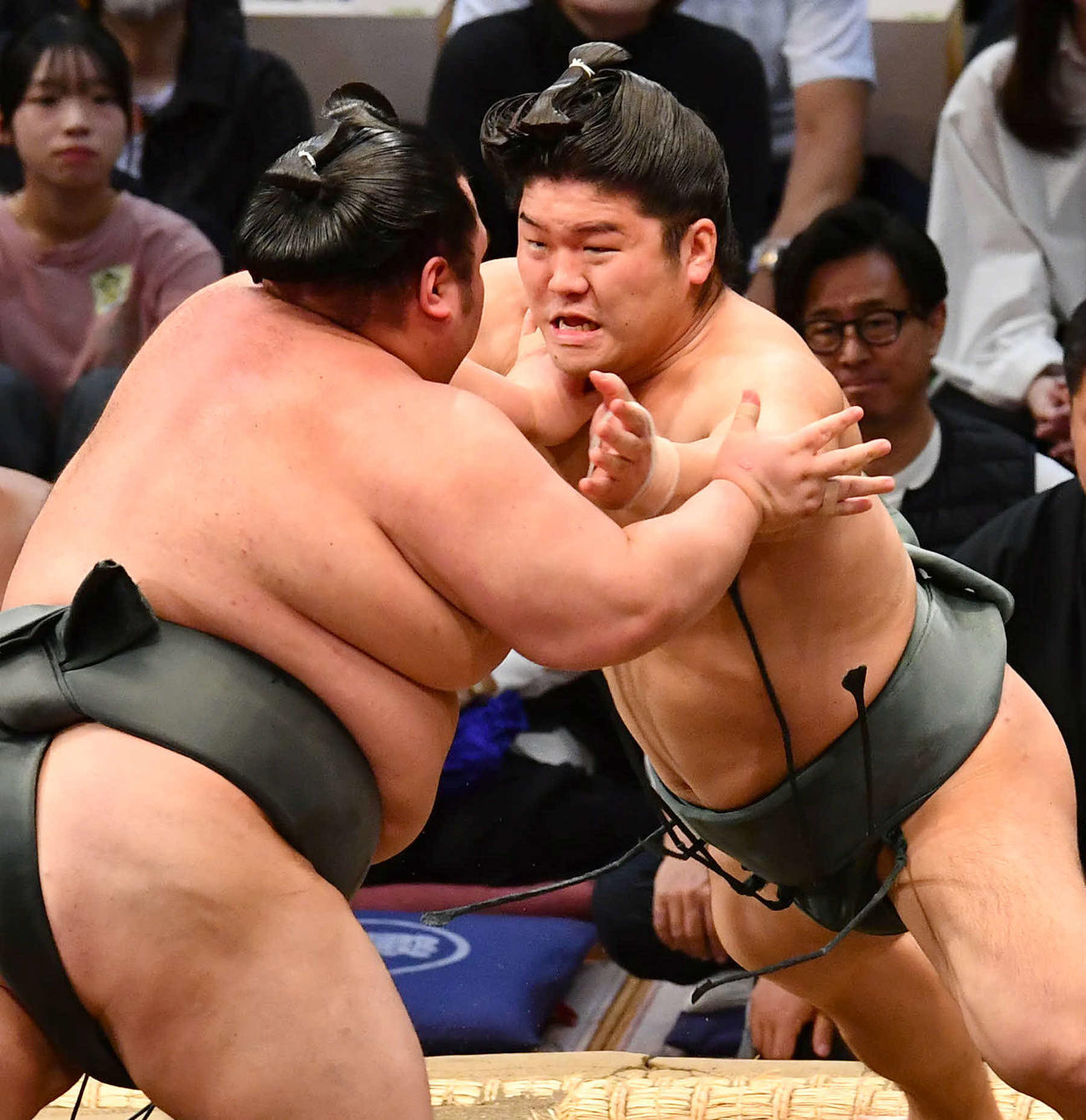 大相撲九州場所3日目　武将山（左）を攻める朝紅龍（撮影・岩下翔太）