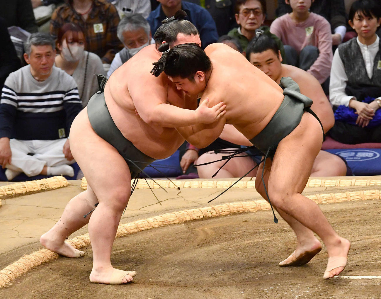 大相撲九州場所3日目　武将山（左）を攻める朝紅龍（撮影・岩下翔太）