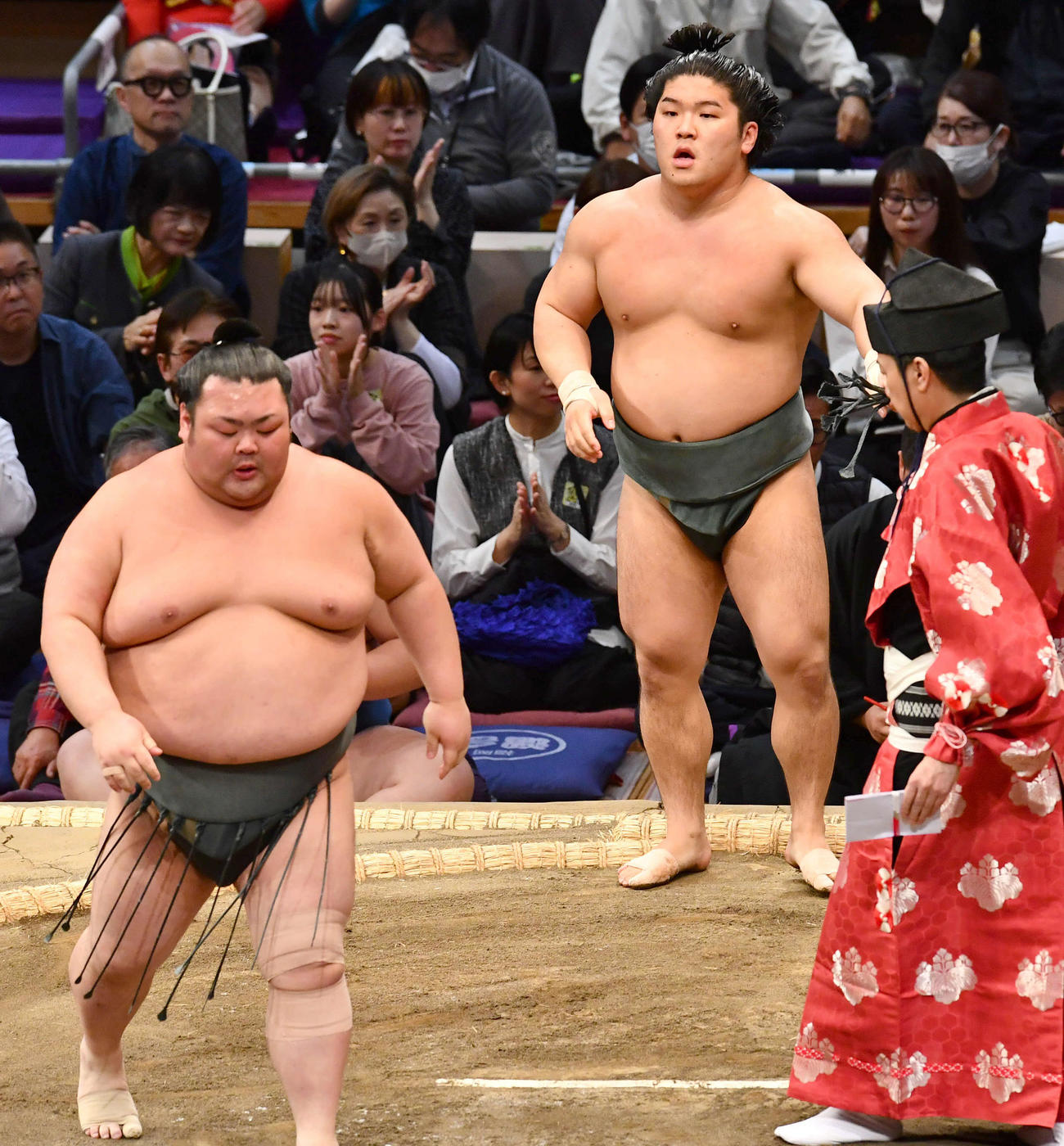 大相撲九州場所3日目　押し出しで武将山（左）を破った朝紅龍（撮影・岩下翔太）