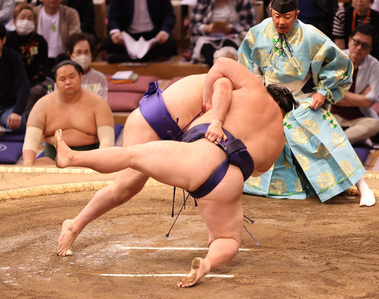 下手投げで大翔鵬を破る安青錦（左）（撮影・鬼束羽瑠菜）