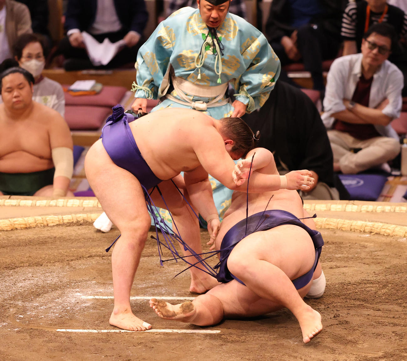 下手投げで大翔鵬を破る安青錦（左）（撮影・鬼束羽瑠菜）