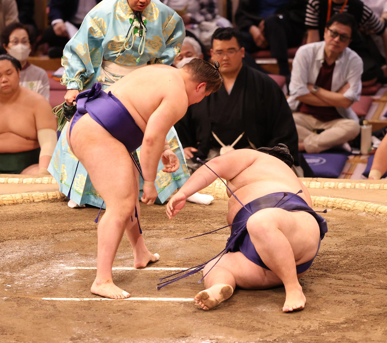 下手投げで大翔鵬を破る安青錦（左）（撮影・鬼束羽瑠菜）