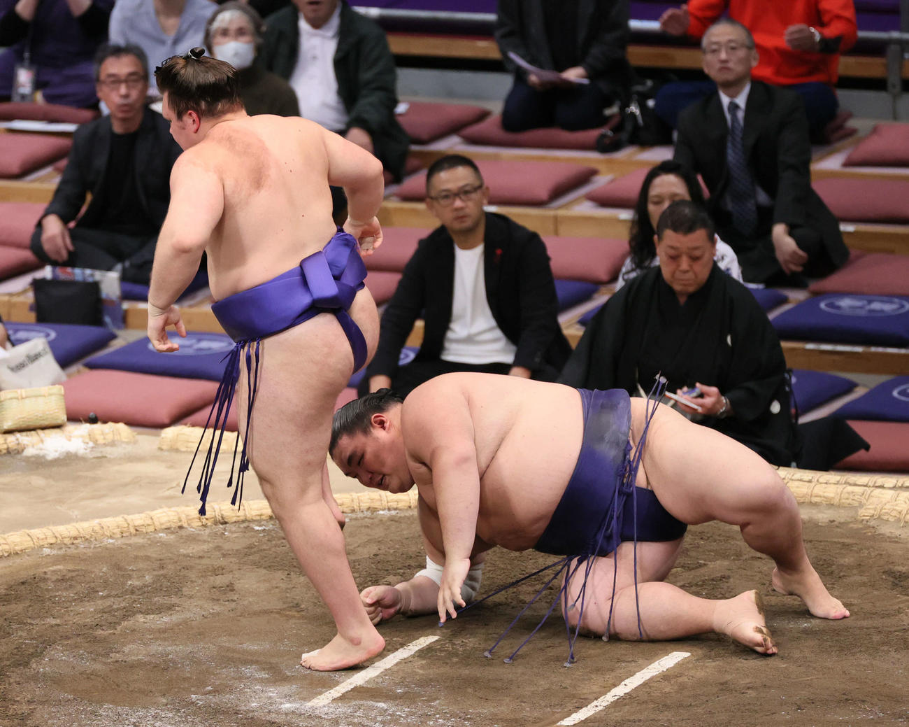 安青錦（左）は下手投げで大翔鵬を破る（撮影・加藤孝規）