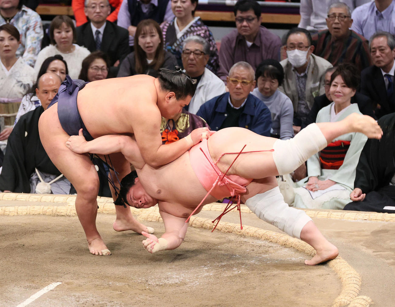 大相撲九州場所　4日目　豊昇龍は上手投げで宇良を破る（撮影・加藤孝規）