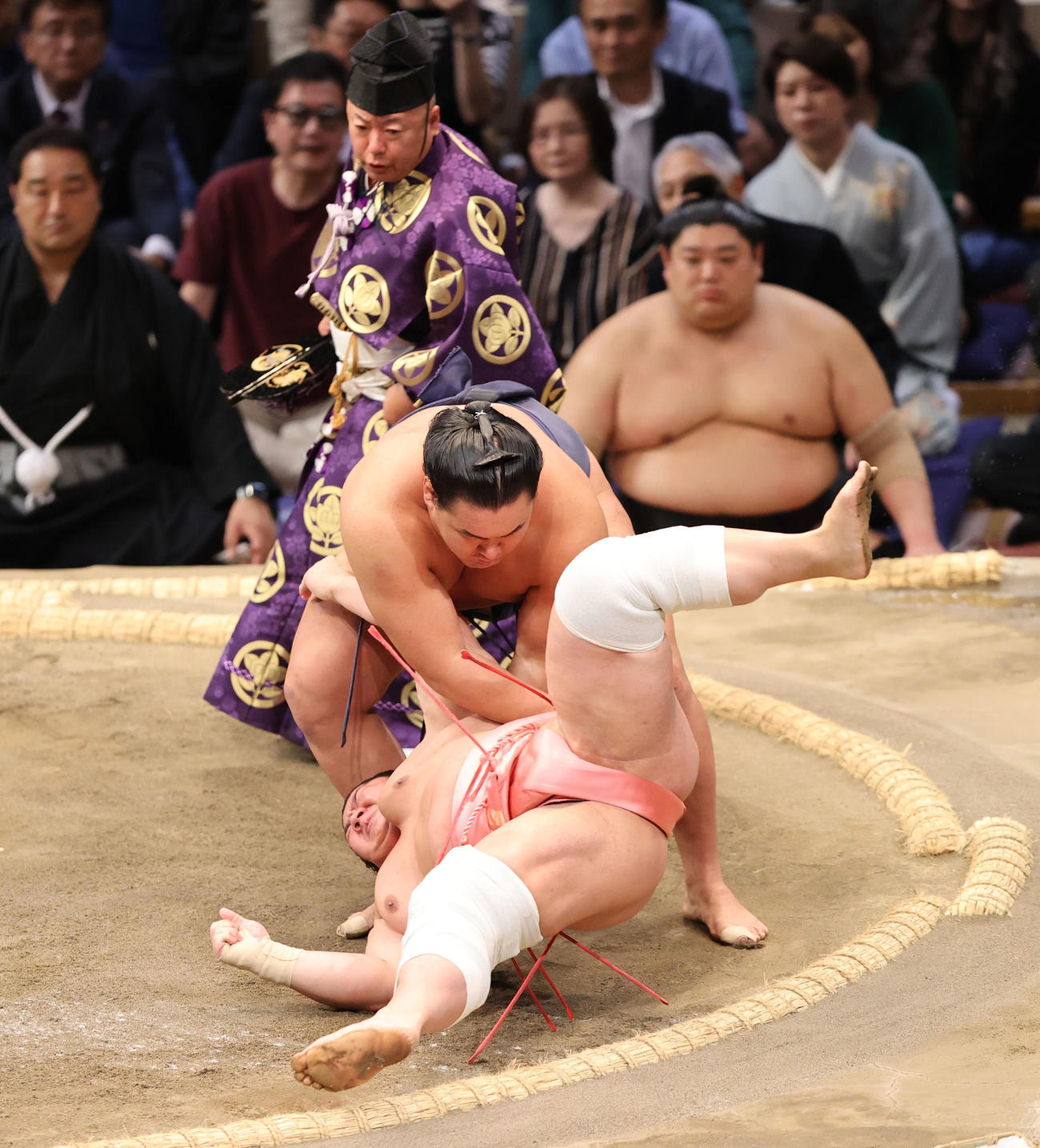 大相撲九州場所　4日目　上手投げで宇良を破る豊昇龍（撮影・梅根麻紀）