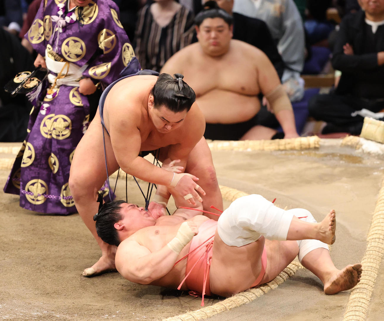 大相撲九州場所　4日目　上手投げで宇良を破る豊昇龍（撮影・梅根麻紀）