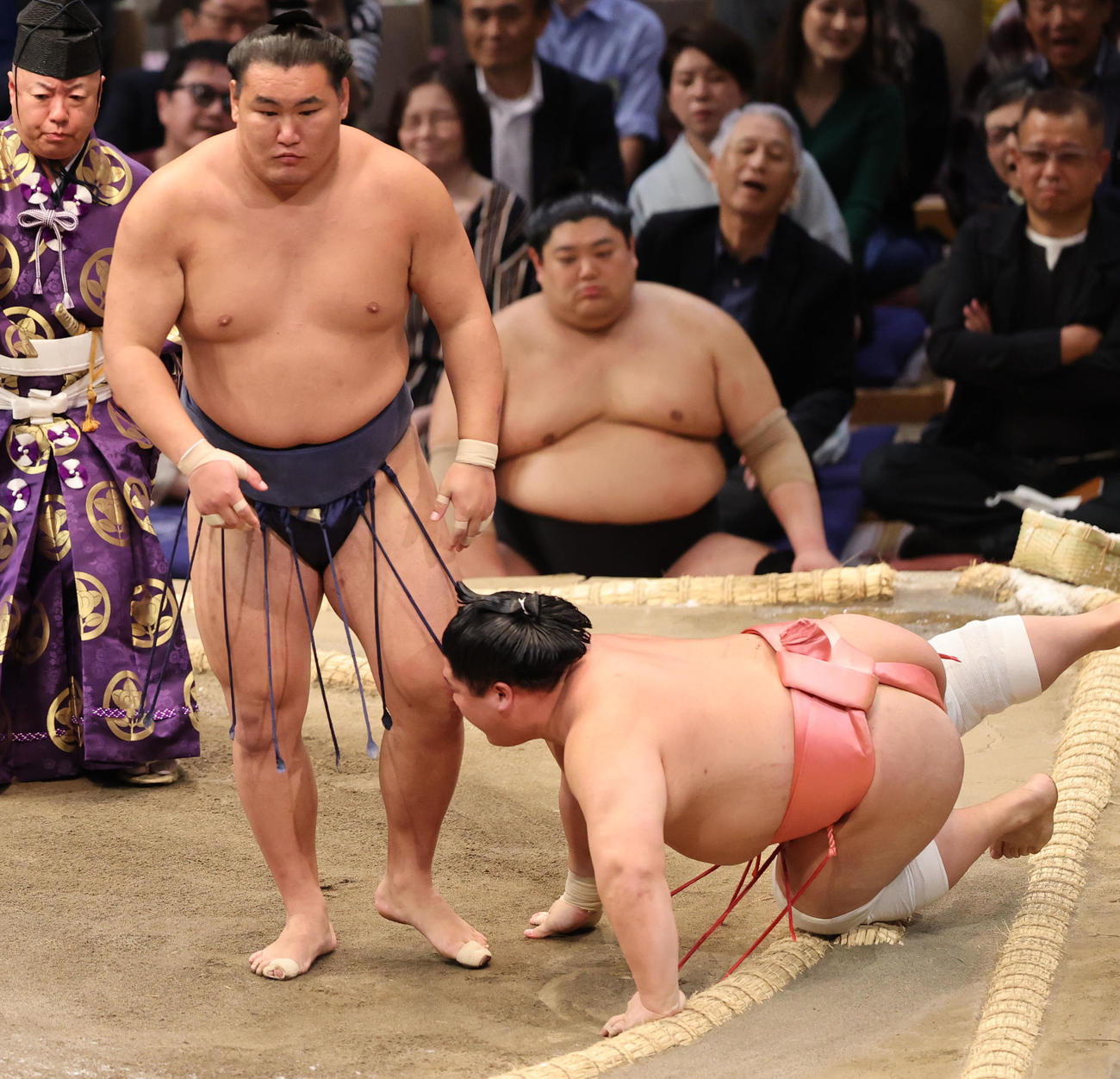 大相撲九州場所　4日目　上手投げで宇良を破る豊昇龍（撮影・梅根麻紀）