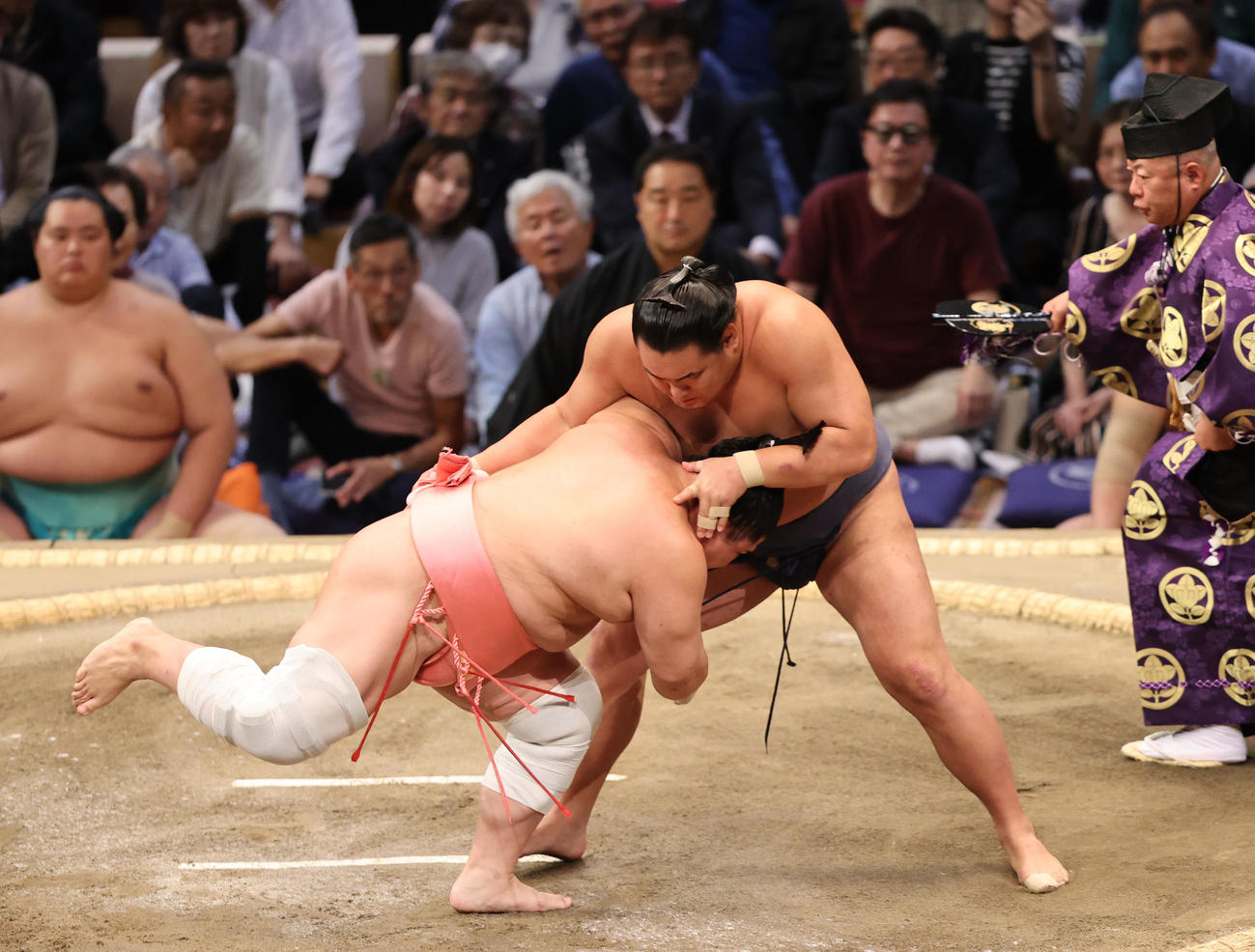 大相撲九州場所　4日目　上手投げで宇良を破る豊昇龍（撮影・梅根麻紀）