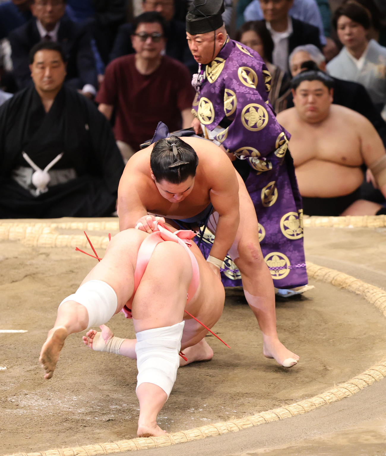 大相撲九州場所　4日目　上手投げで宇良を破る豊昇龍（撮影・梅根麻紀）