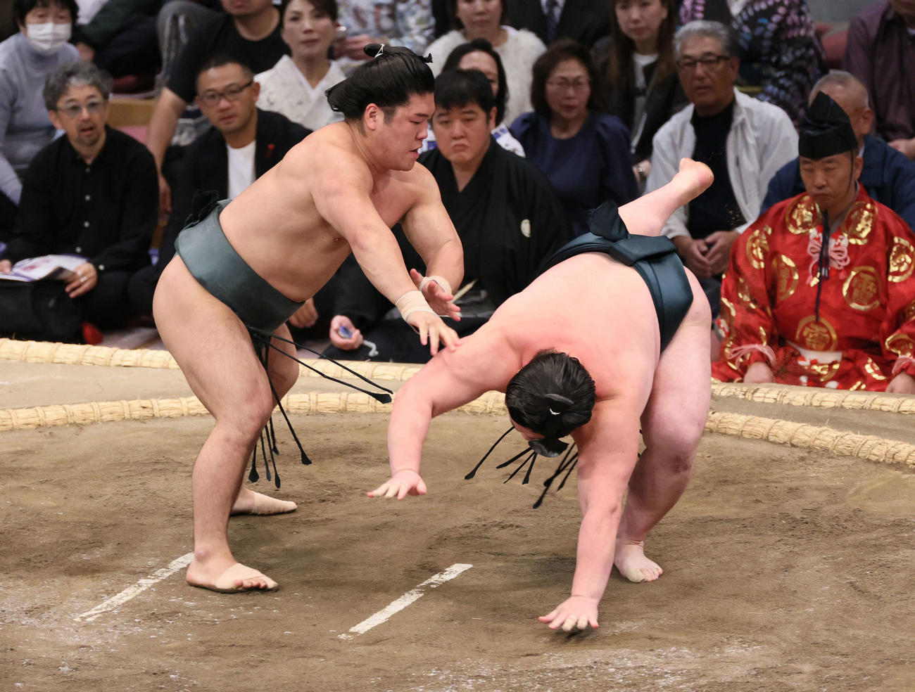 大相撲九州場所　4日目　朝紅龍ははたき込みで時疾風を破る（撮影・加藤孝規）