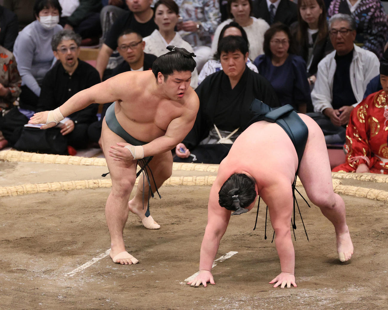 大相撲九州場所　4日目　朝紅龍ははたき込みで時疾風を破る（撮影・加藤孝規）