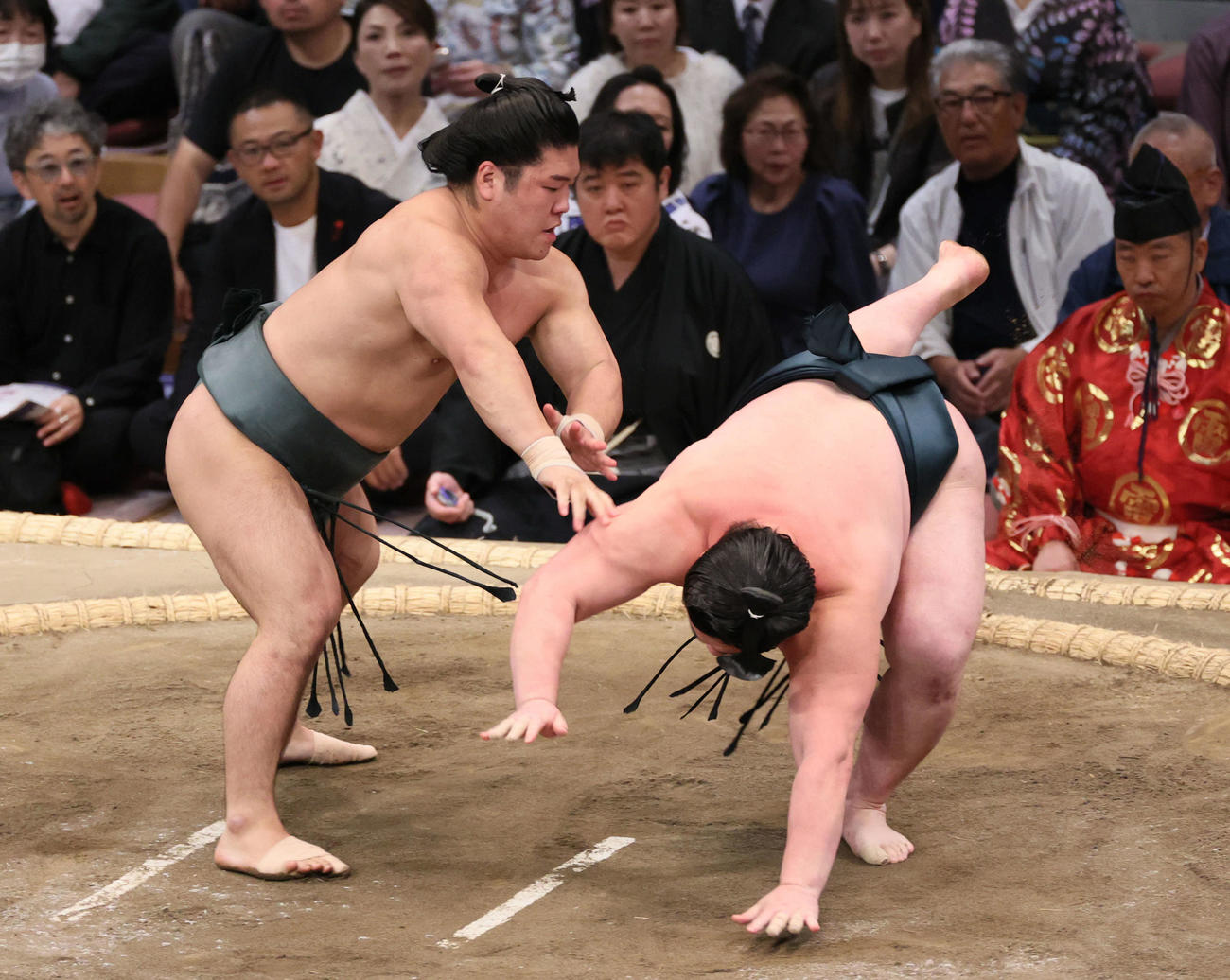 大相撲九州場所　4日目　朝紅龍ははたき込みで時疾風を破る（撮影・加藤孝規）
