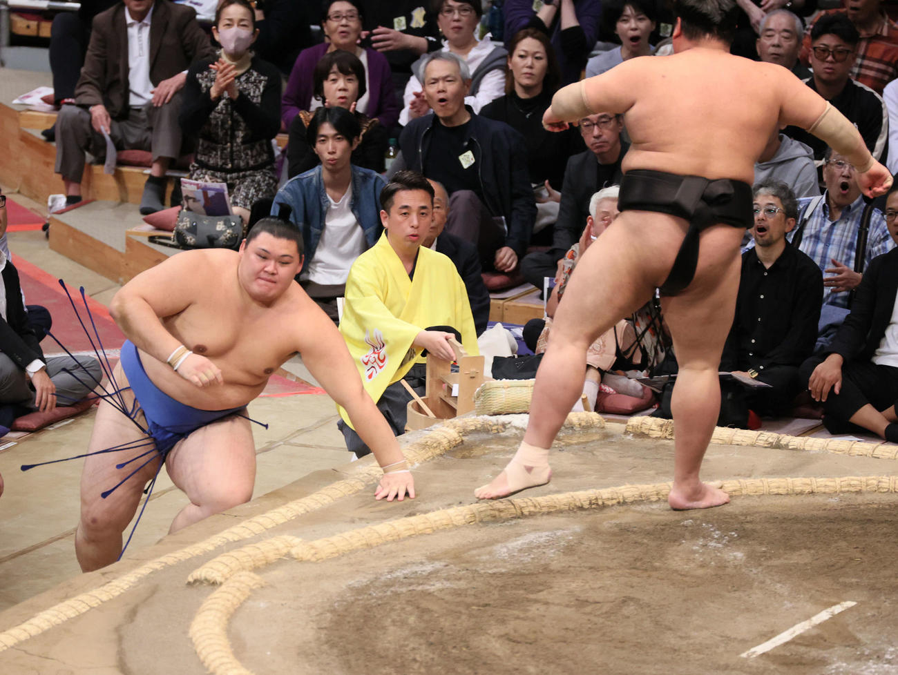 大相撲九州場所　4日目　阿炎にすくい投げで敗れた大の里（左）（撮影・加藤孝規）