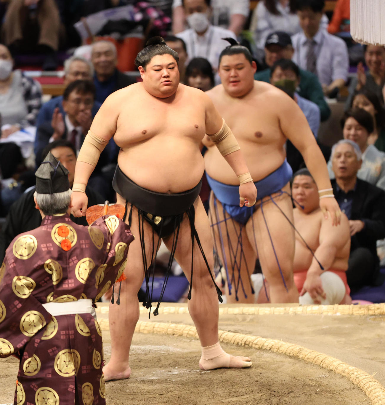 大相撲九州場所　4日目　すくい投げで大の里を破った阿炎（左）（撮影・梅根麻紀）