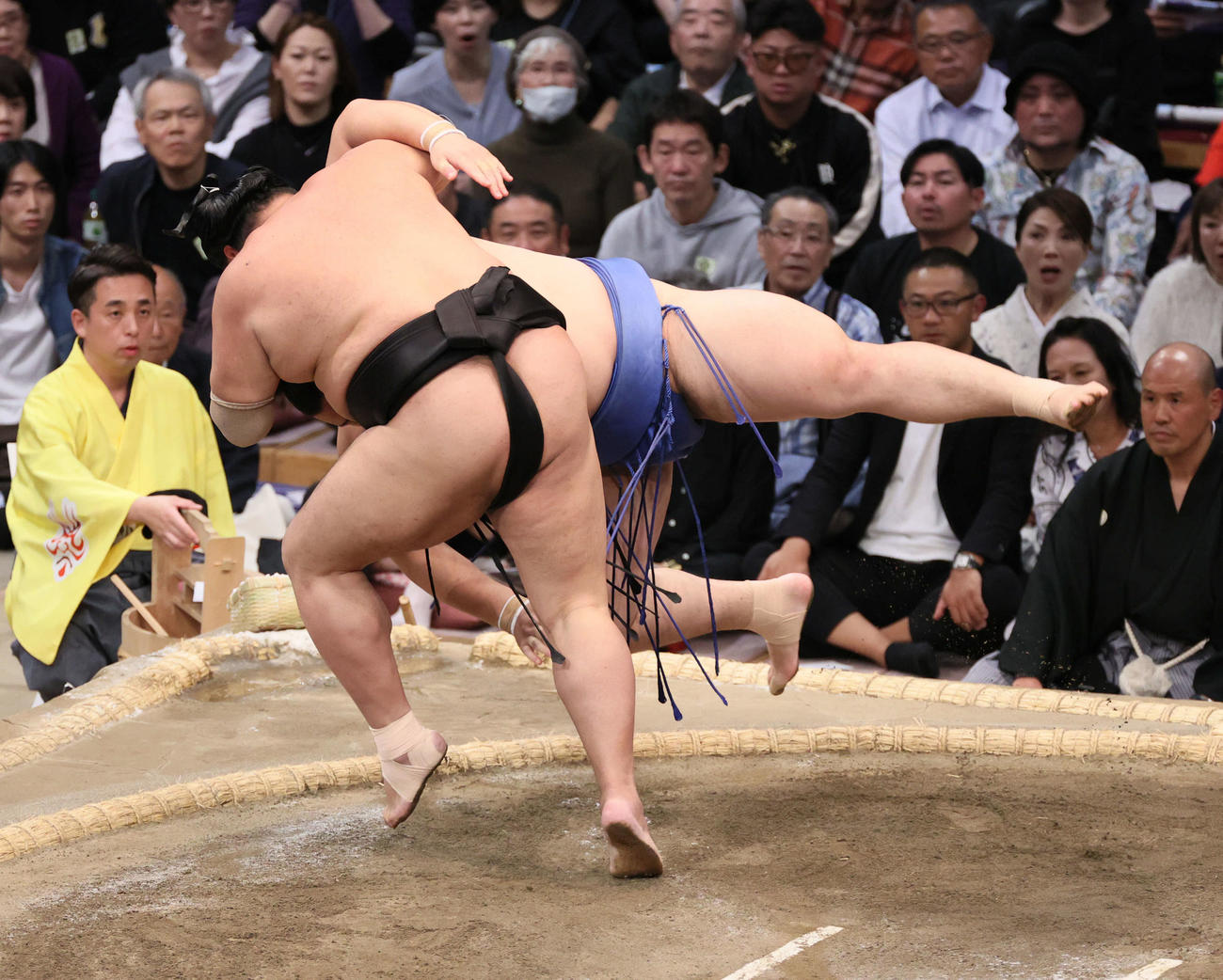 大相撲九州場所　4日目　阿炎はすくい投げで大の里を破る（撮影・加藤孝規）