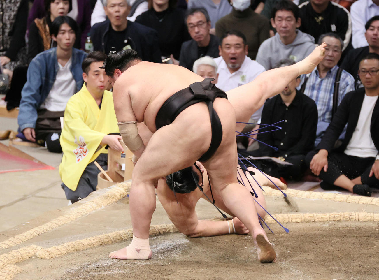大相撲九州場所　4日目　阿炎はすくい投げで大の里を破る（撮影・加藤孝規）