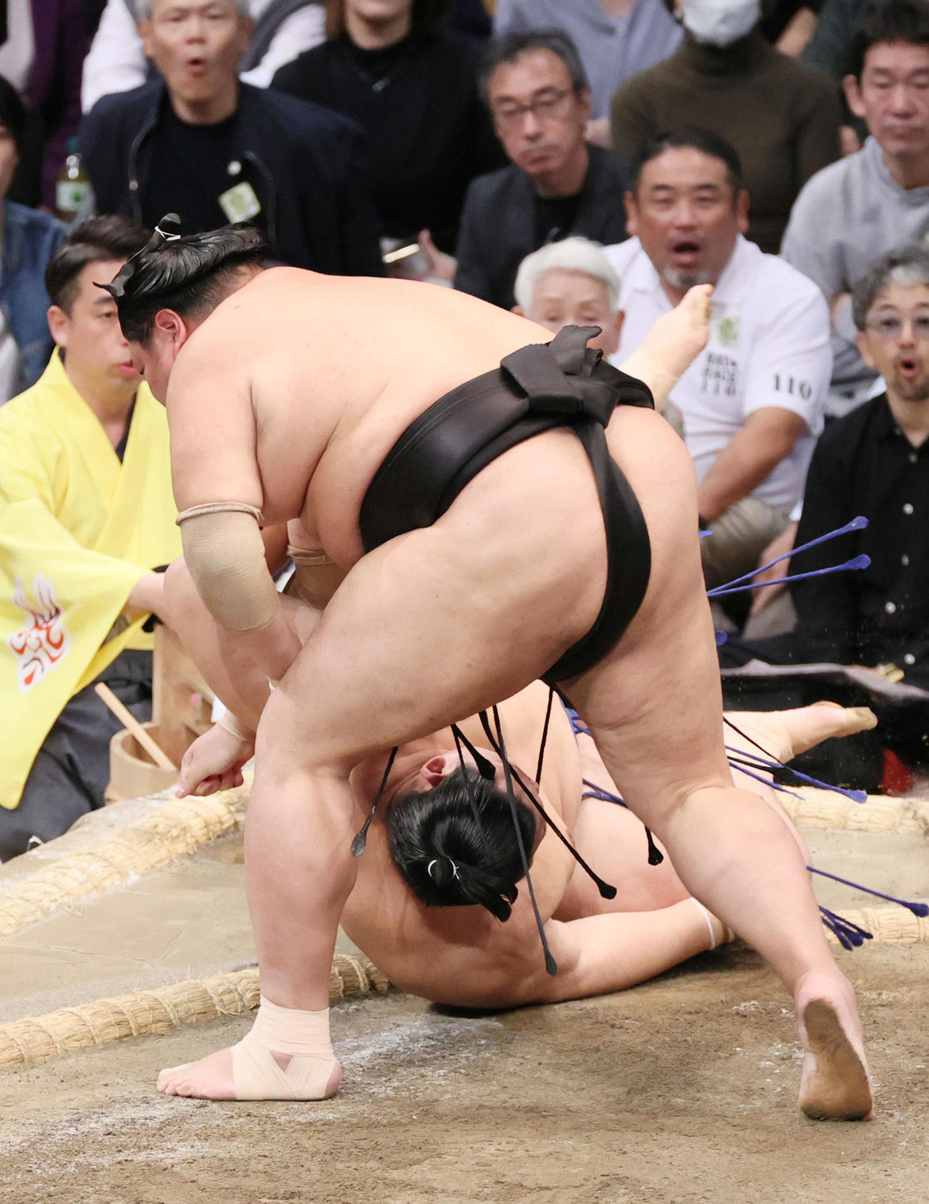 大相撲九州場所　4日目　阿炎はすくい投げで大の里を破る（撮影・加藤孝規）