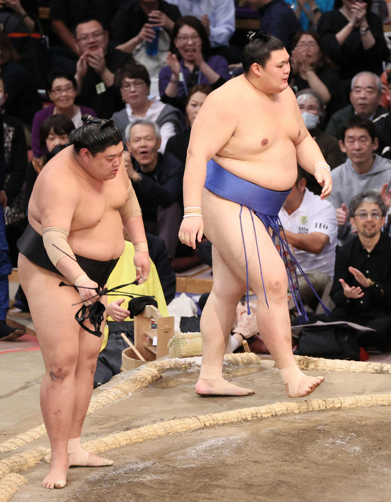 大相撲九州場所　4日目　阿炎にすくい投げで敗れた大の里（右）（撮影・加藤孝規）