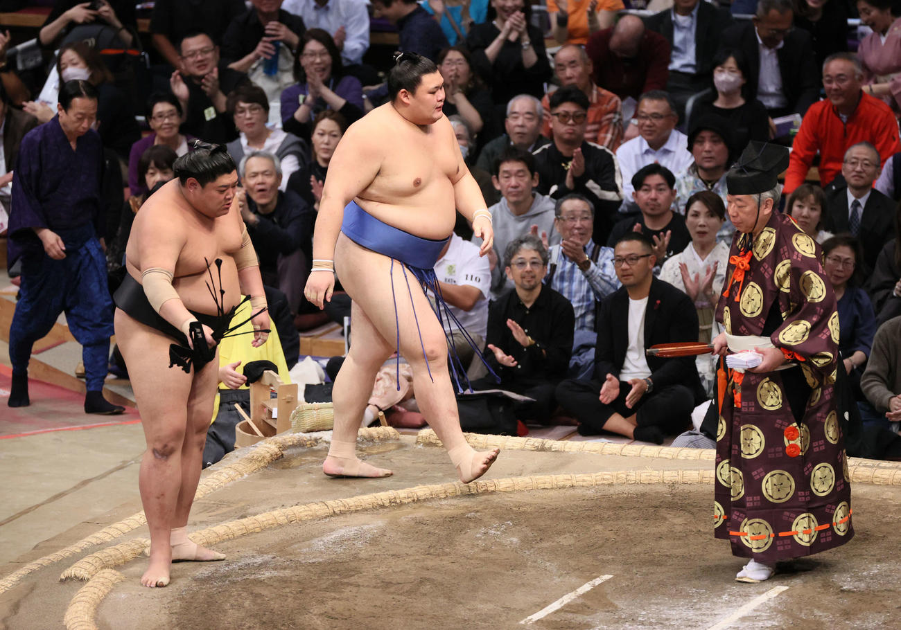 大相撲九州場所　4日目　阿炎にすくい投げで敗れた大の里（中央）（撮影・加藤孝規）