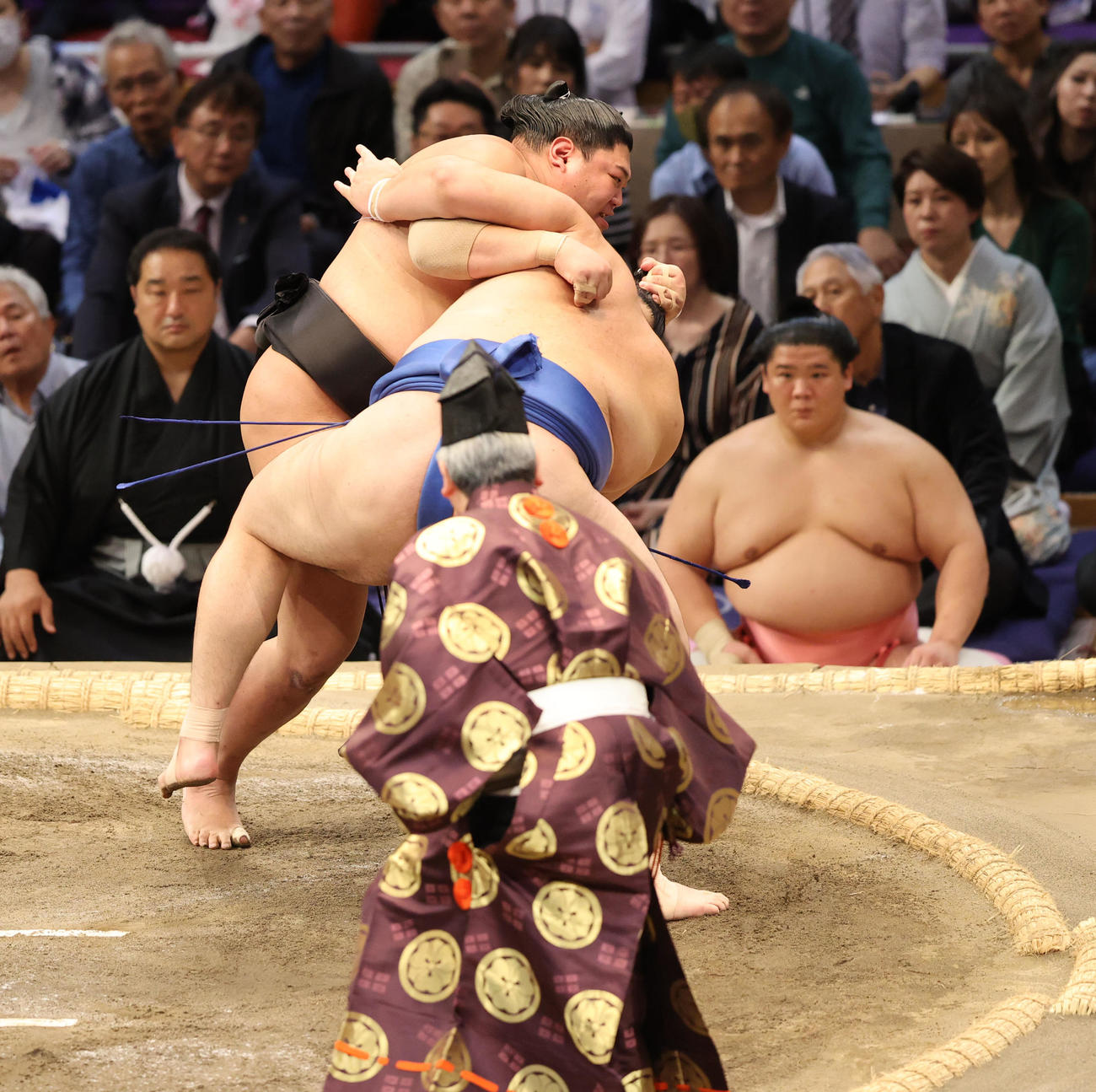 大相撲九州場所　4日目　すくい投げで大の里を破った阿炎（左）（撮影・梅根麻紀）
