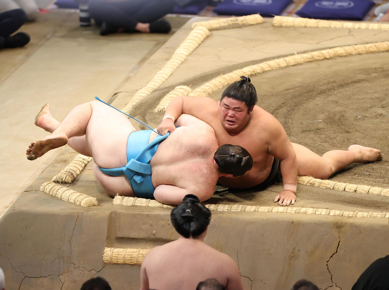大相撲九州場所　4日目　上手投げで獅司を破る伯桜鵬（撮影・梅根麻紀）