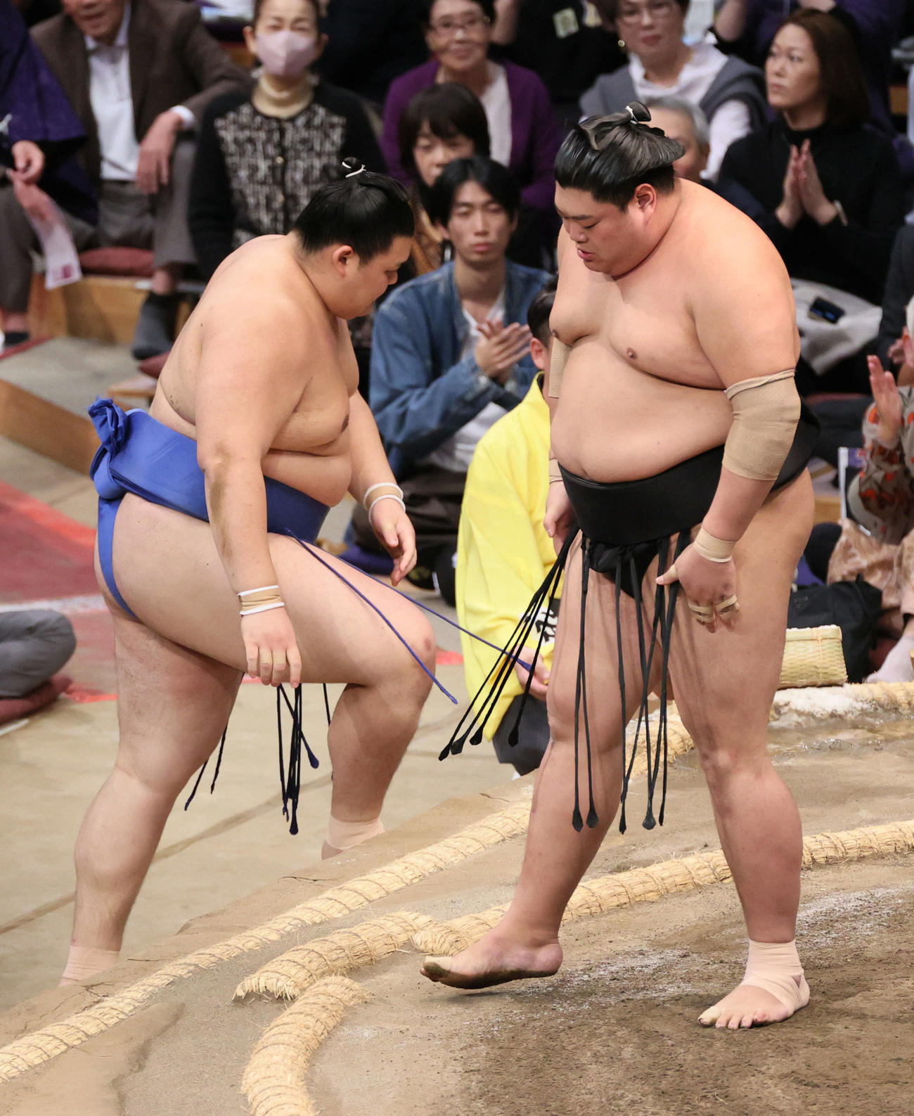 大相撲九州場所　4日目　阿炎にすくい投げで敗れた大の里（左）（撮影・加藤孝規）
