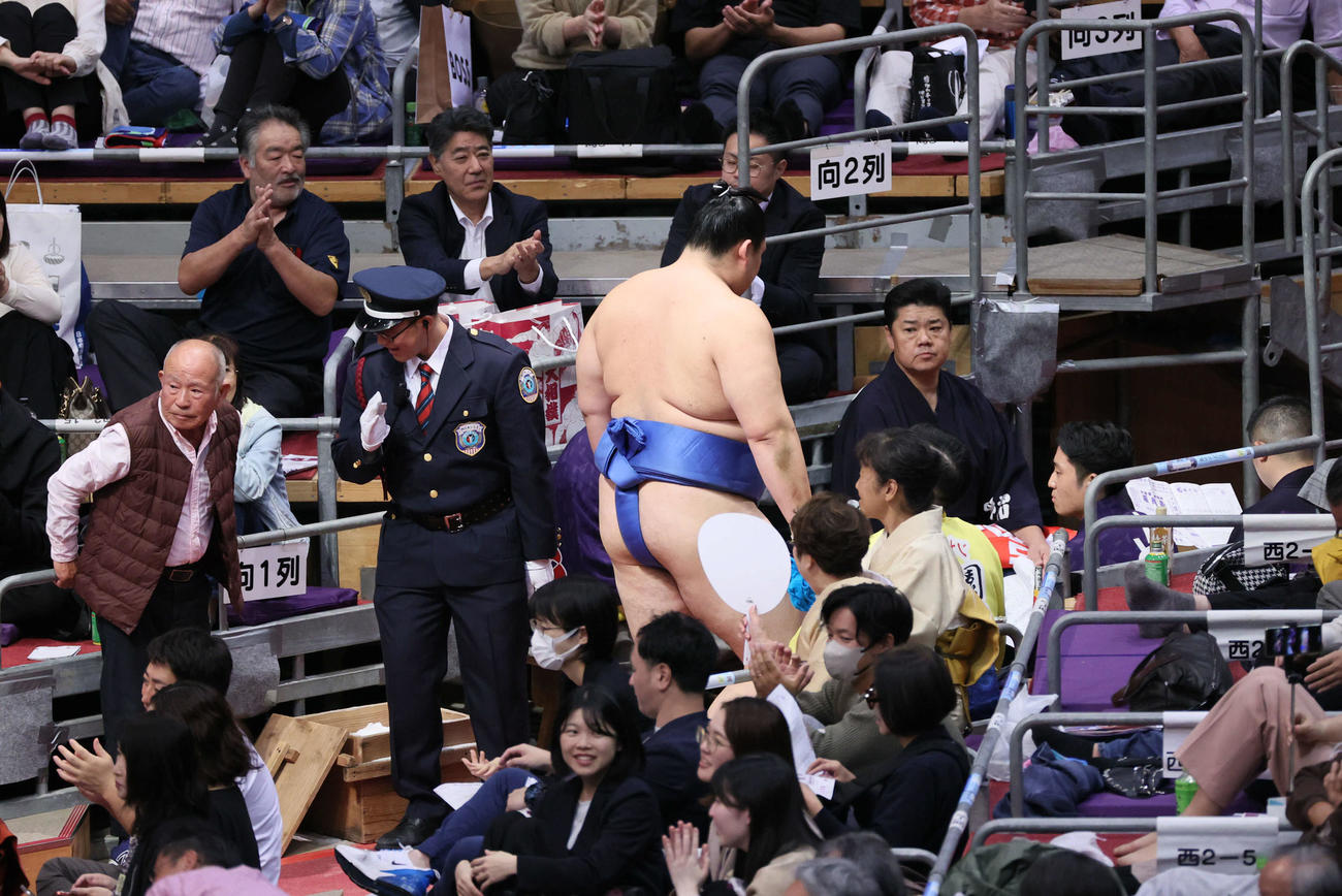 大相撲九州場所　4日目　阿炎にすくい投げで敗れた大の里（撮影・加藤孝規）
