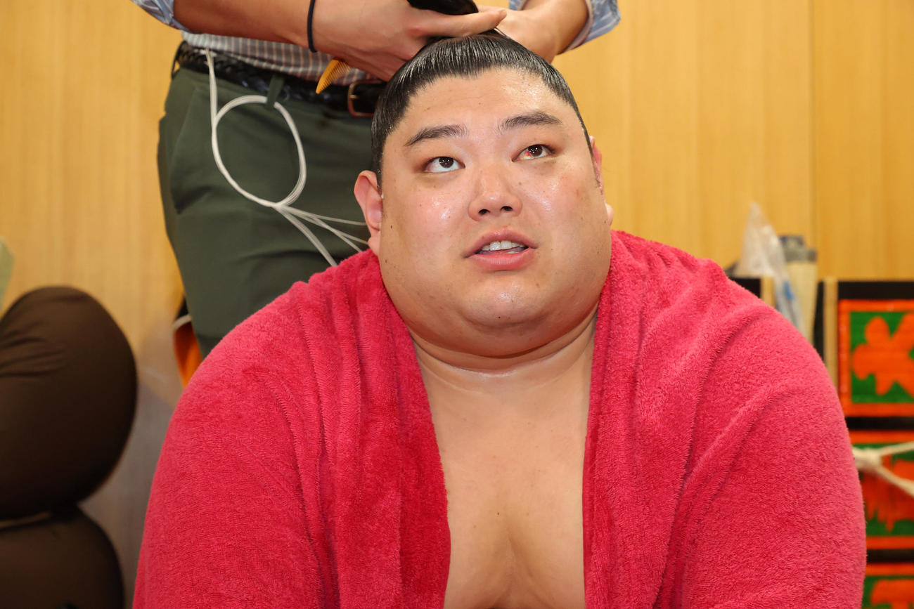 大相撲九州場所　4日目　支度部屋で笑顔を見せる阿炎（撮影・現場代表）