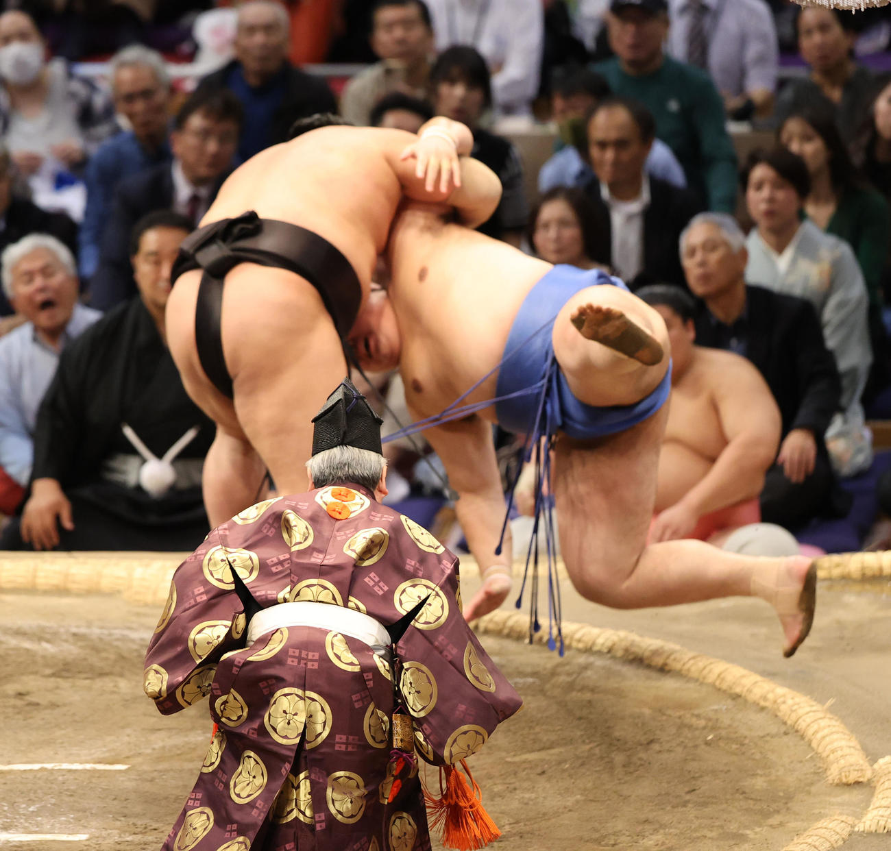 大相撲九州場所　4日目　すくい投げで大の里を破った阿炎（左）（撮影・梅根麻紀）