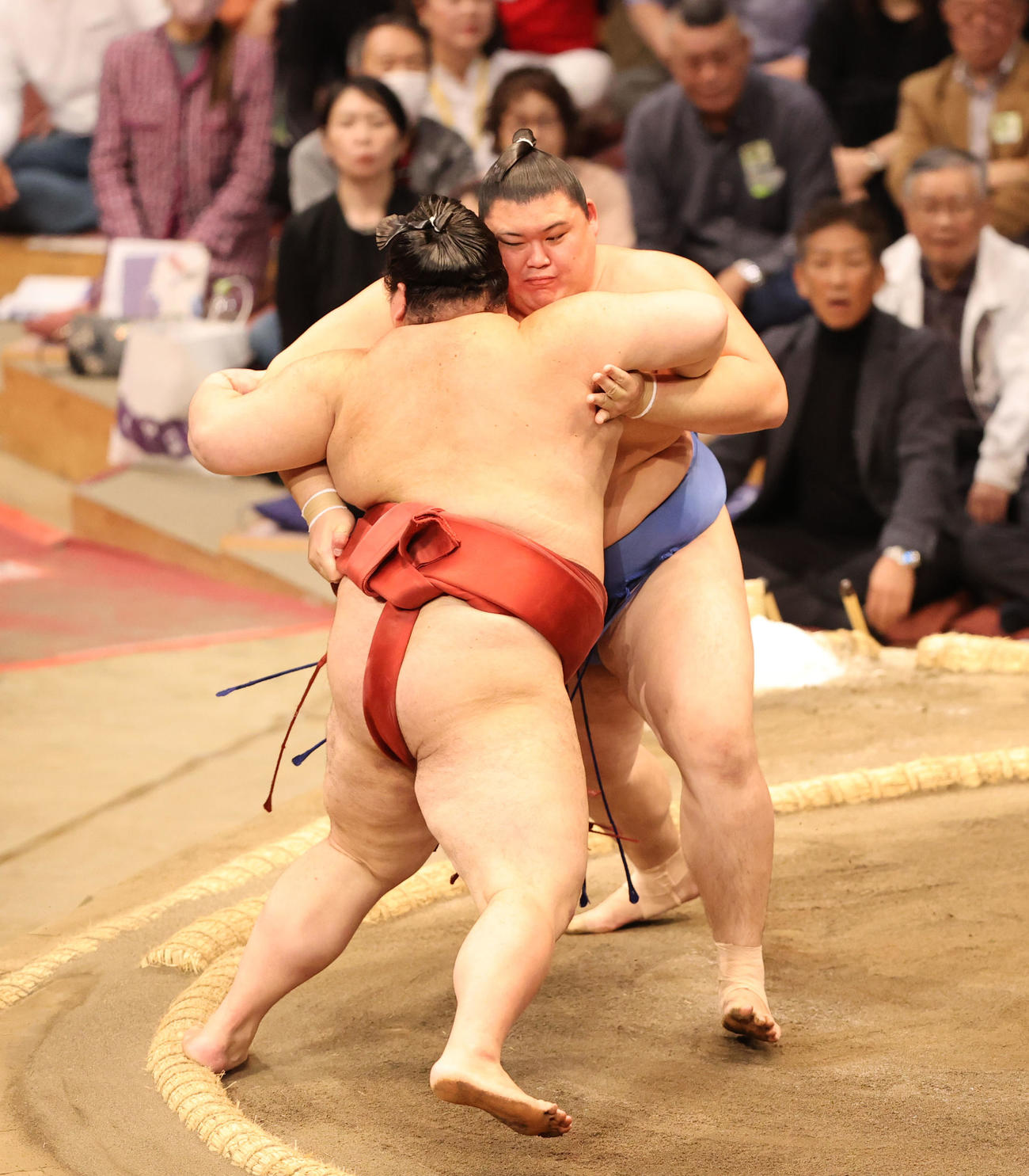 押し出しで熱海富士（手前）を破る大の里（撮影・梅根麻紀）