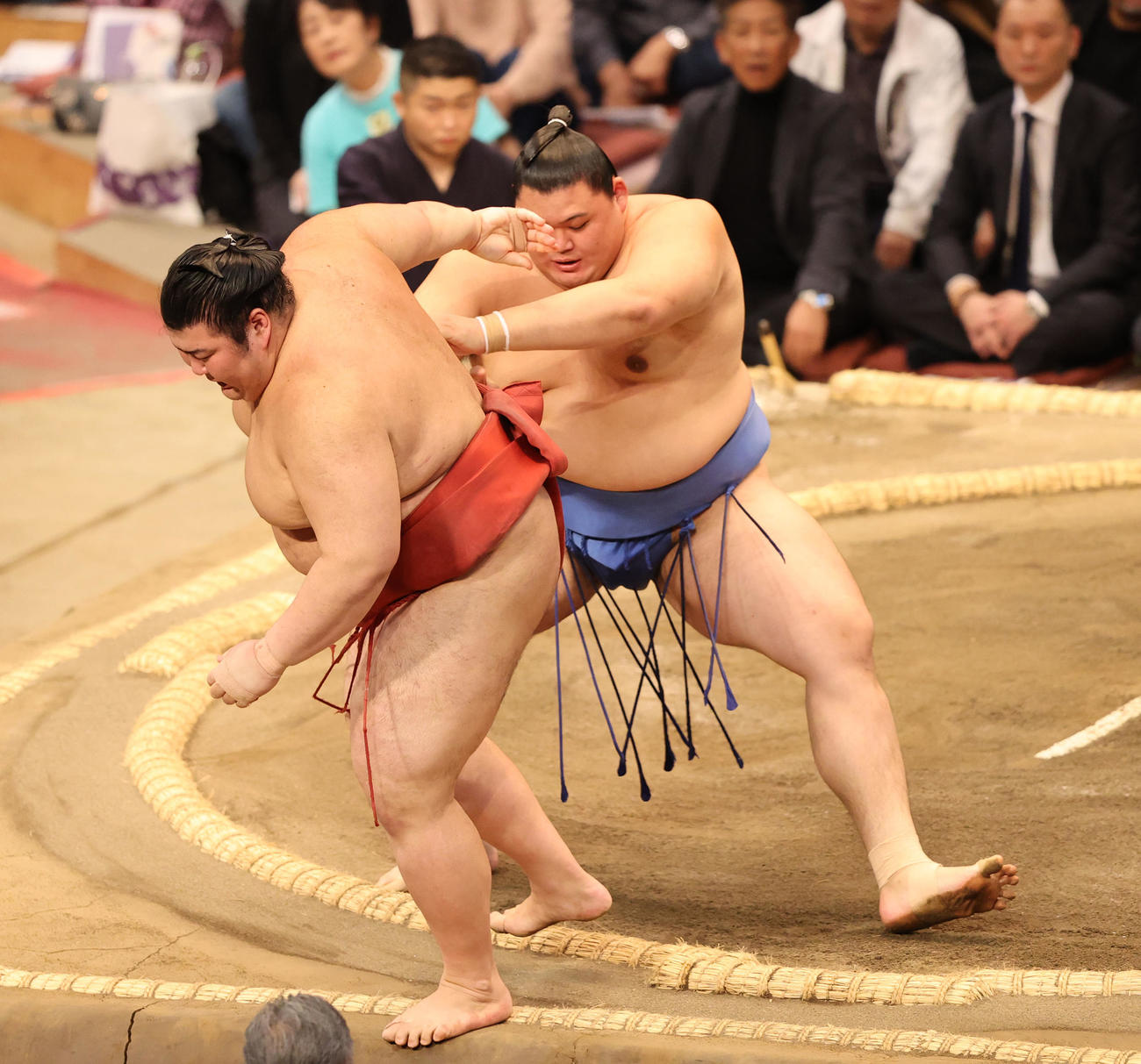 押し出しで熱海富士を破る大の里（右）（撮影・梅根麻紀）