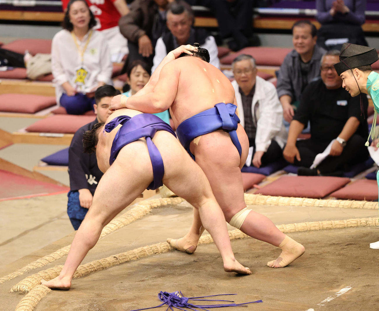 大相撲九州場所　5日目　安青錦を突き落としで破る欧勝海（右）（撮影・梅根麻紀）