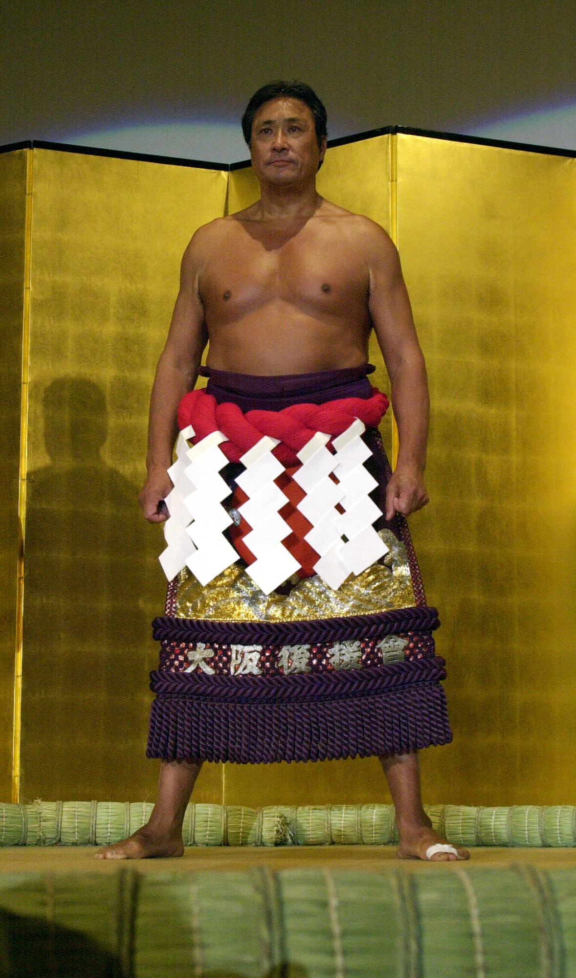 元横綱・北の富士は、珍しいホテルでの還暦の土俵入りを行った（2002年2月23日）