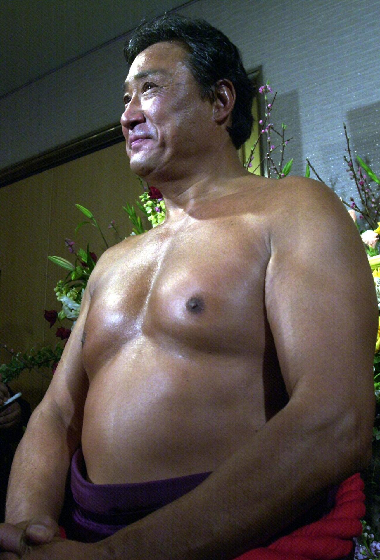元横綱・北の富士氏は土俵入りで還暦とは思えない筋肉隆々の体を披露した（2002年2月23日）