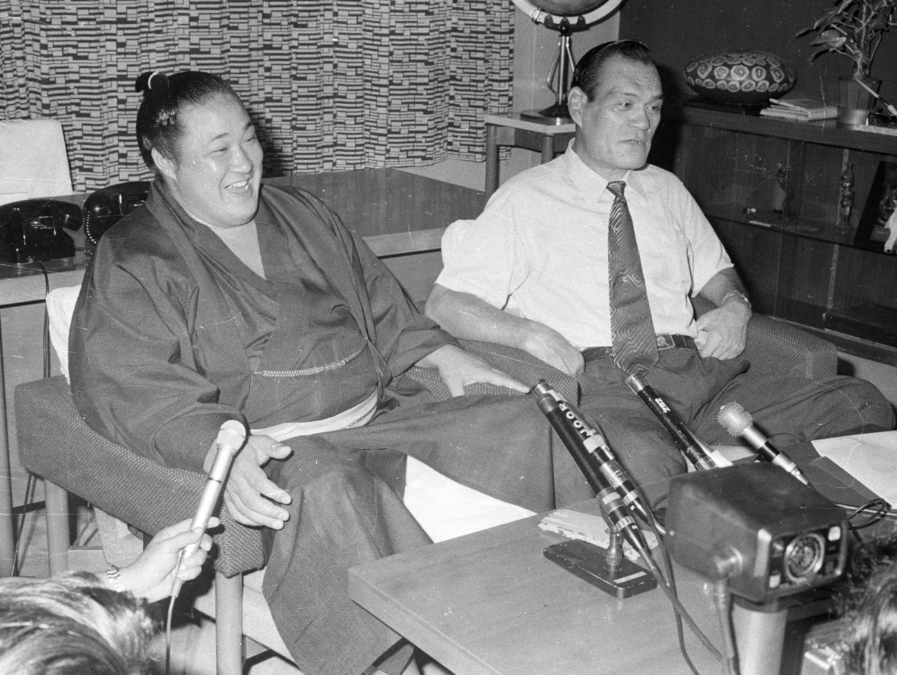 大相撲名古屋場所　3日目　理事会で引退、年寄井筒襲名を承認された52代横綱北の富士（左）は、師匠の九重親方（41代横綱千代の山）と記者会見、分家独立を発表した（1974年7月9日）