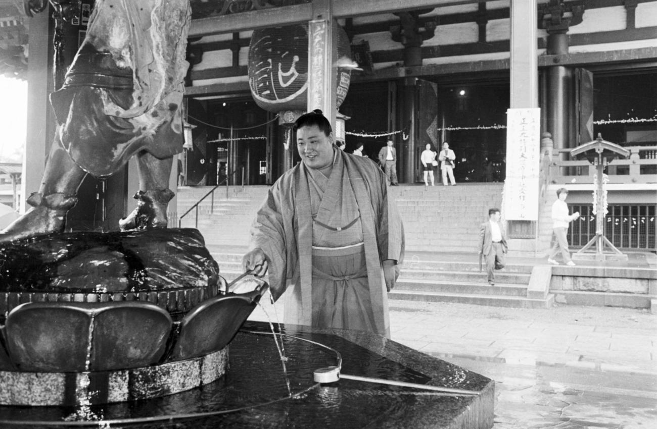 全勝優勝から一夜明けの横綱北の富士「これからも、ずうっと、この波に乗れますように」と浅草観音に祈願（1971年5月24日）