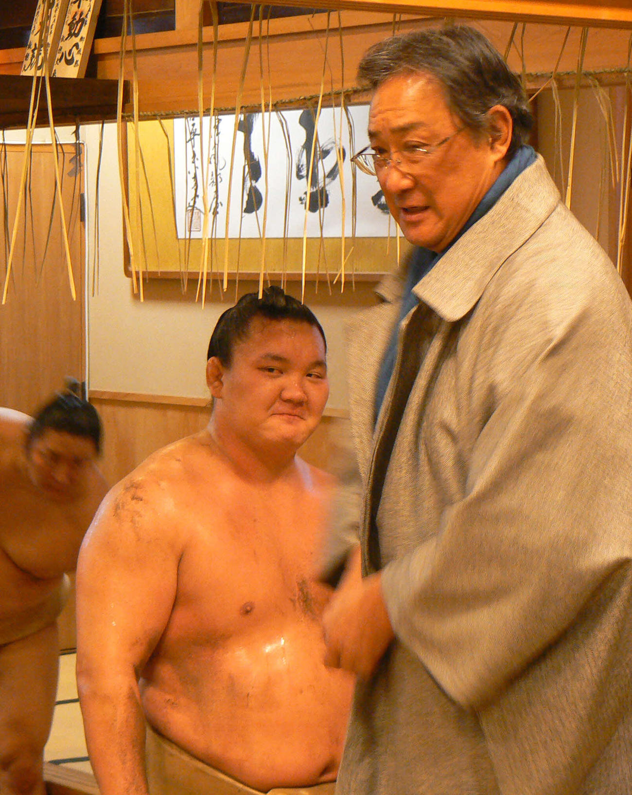 稽古の取材に訪れたNHK解説者の北の富士さん（右）と白鵬（2011年1月5日）