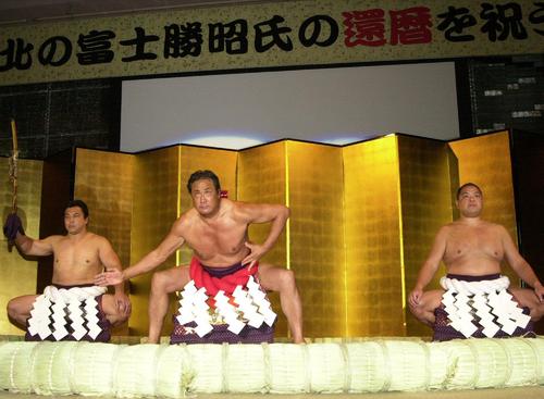 元横綱・北の富士勝昭氏（中央）はかつての弟子の九重親方（元横綱千代の富士、左）と八角親方（元横綱北勝海、右）の元横綱を従え、還暦を感じさせない力強い土俵入りを披露する（2002年2月23日）